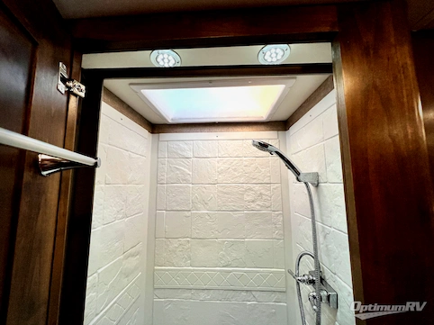 2018 Tiffin Wayfarer 24TW RV Photo 4