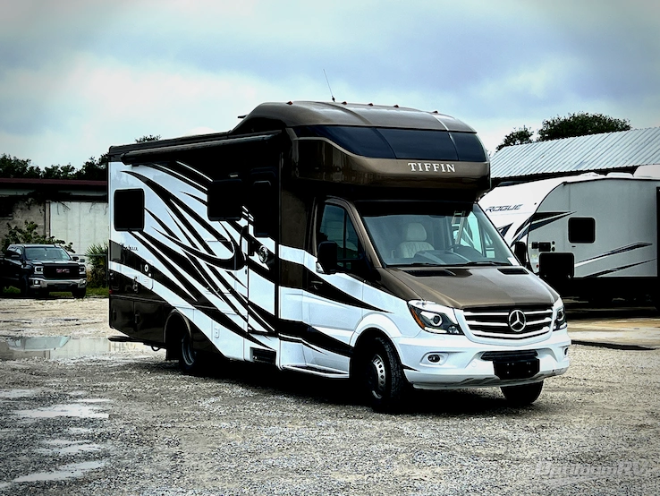2018 Tiffin Wayfarer 24TW RV Photo 1
