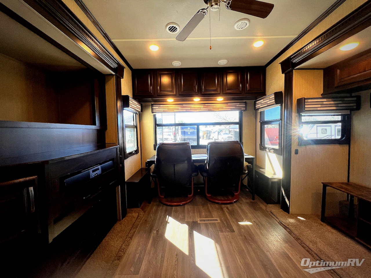 2018 Palomino Columbus F366RL Photo 7