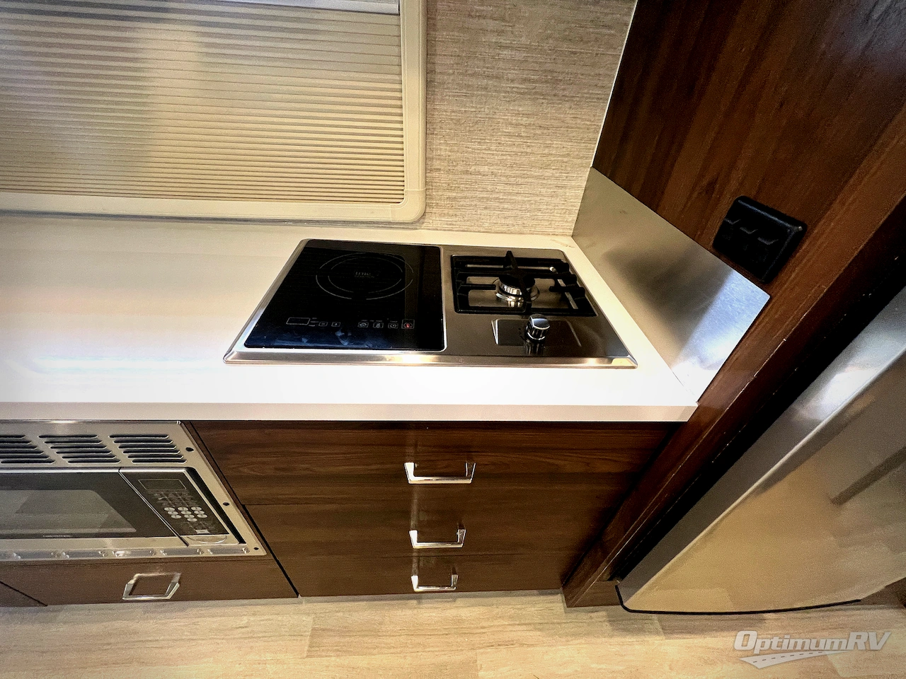 2021 Winnebago Navion 24D Photo 12