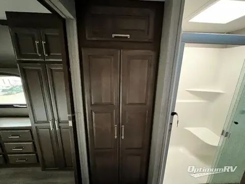 2019 Keystone Avalanche 383FL RV Photo 4