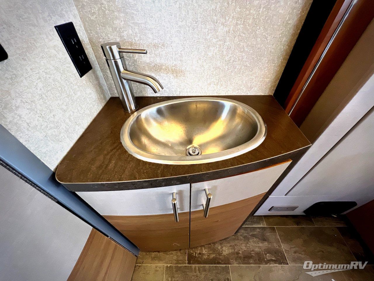 2019 Winnebago Navion 24J Photo 20
