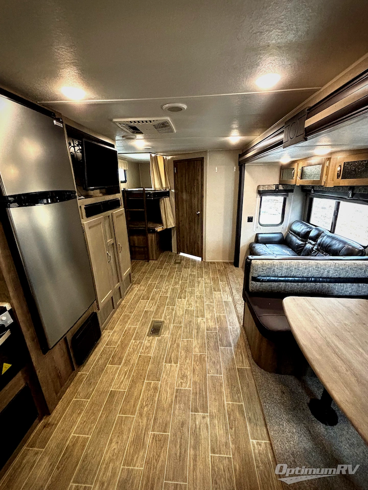 2019 Palomino Puma 28FQDB Photo 6
