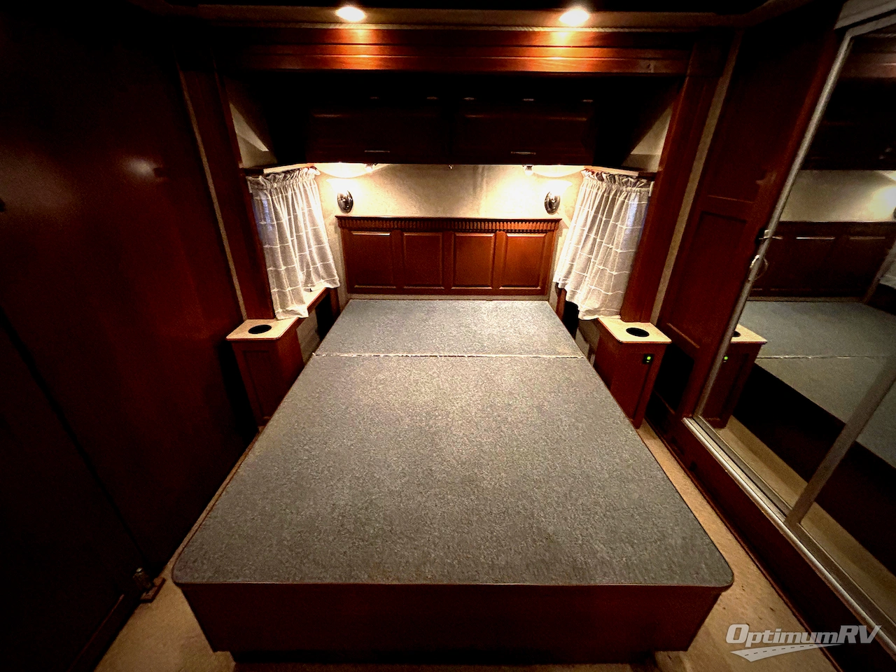 2008 Fleetwood Discovery 40X Photo 15