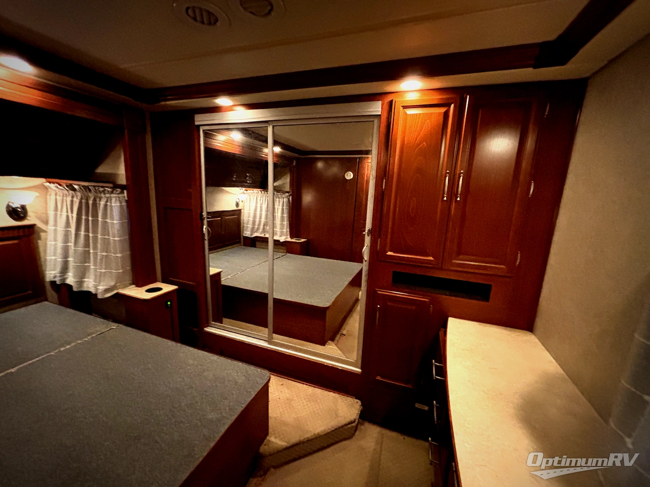 2008 Fleetwood Discovery 40X Photo 17