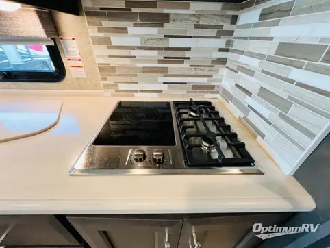 2022 Thor Miramar 35.2 RV Photo 3