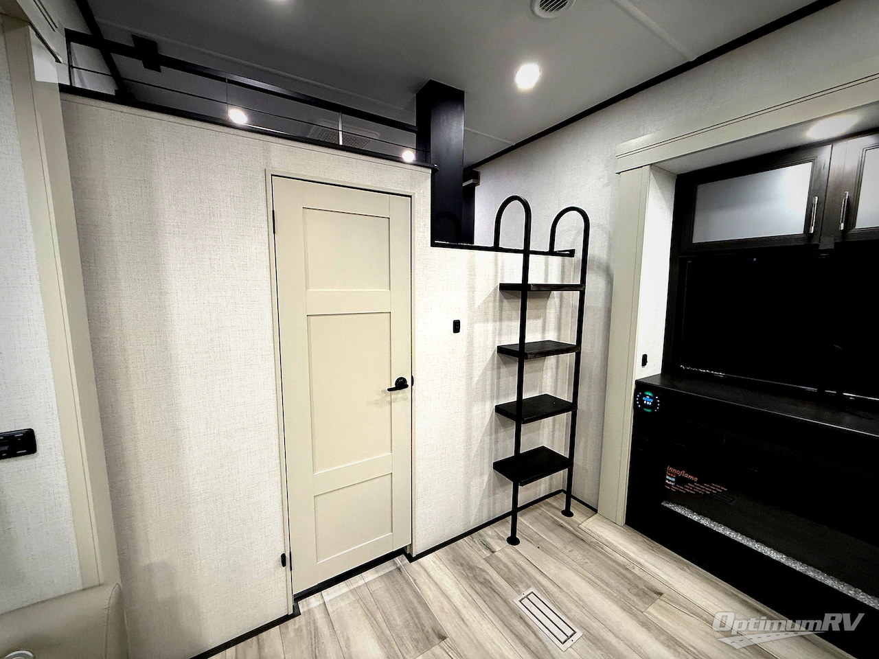 2026 Keystone Alpine Avalanche Edition 390DS Photo 14