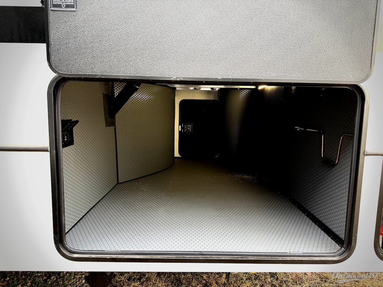 2026 Keystone Alpine Avalanche Edition 390DS Photo 30