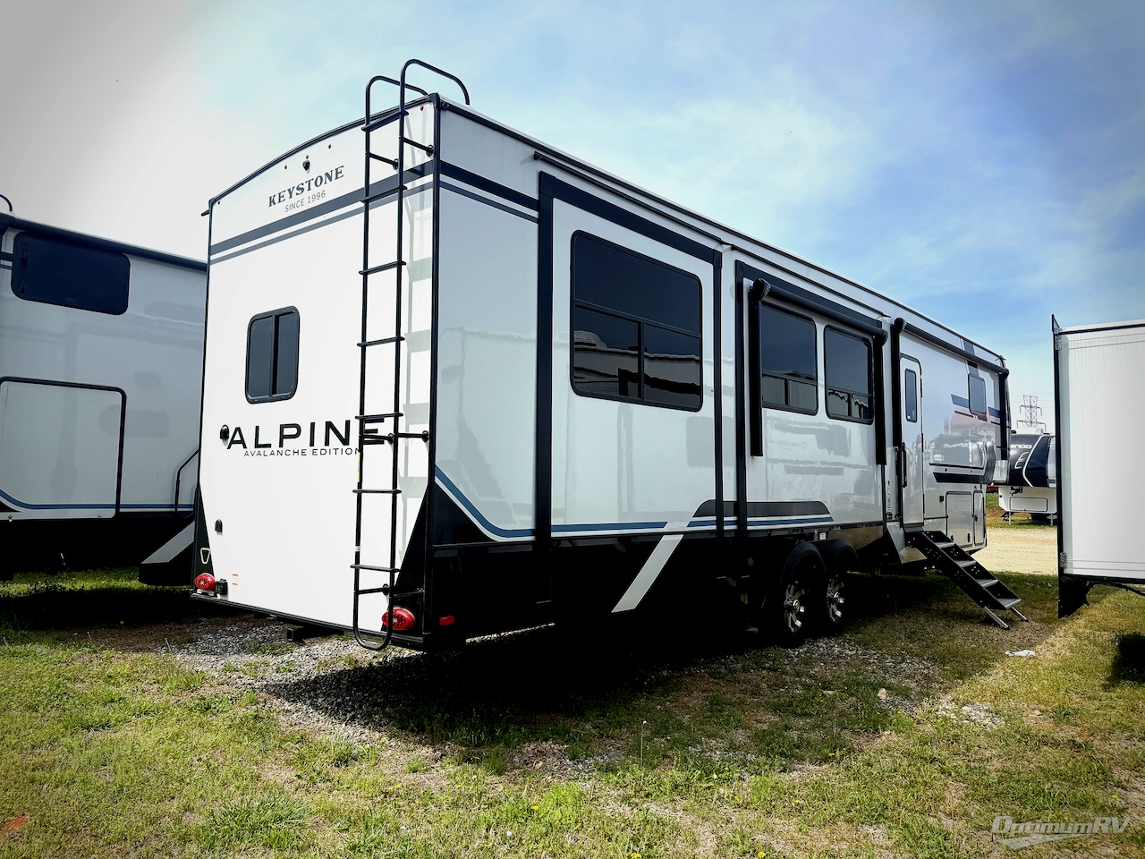 2026 Keystone Alpine Avalanche Edition 366LS Photo 2