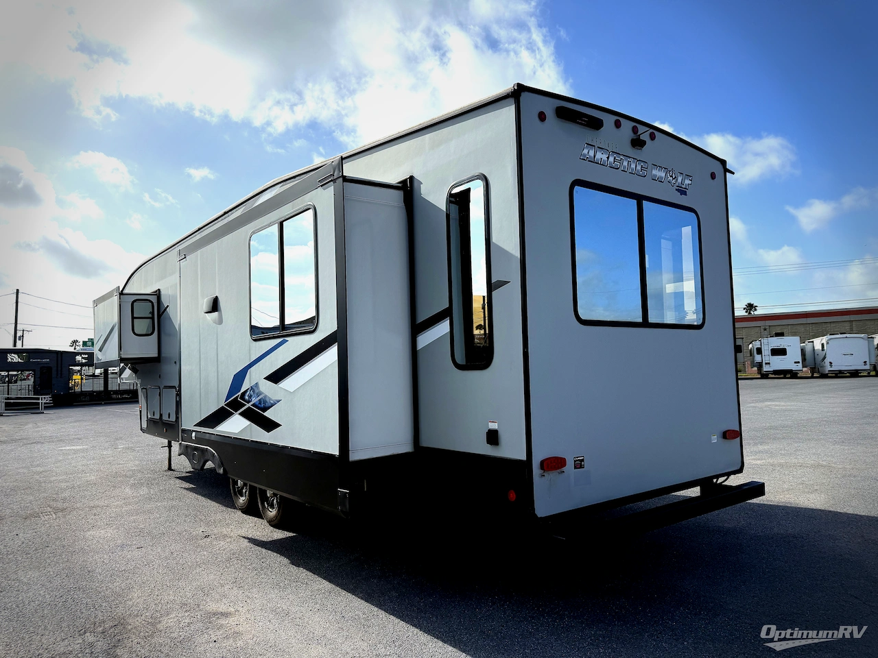 2023 Forest River Cherokee Arctic Wolf Suite 3550 Photo 3