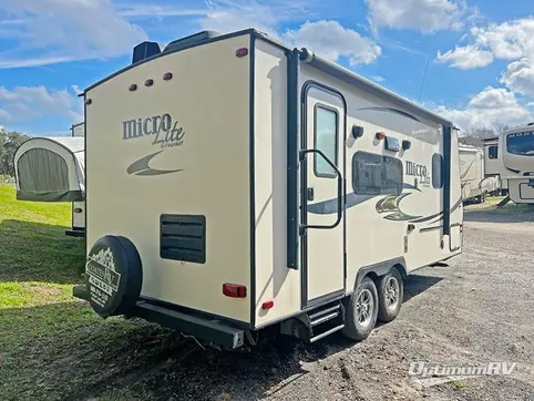 2015 Forest River Flagstaff Classic Super Lite 21FBRS RV Photo 2
