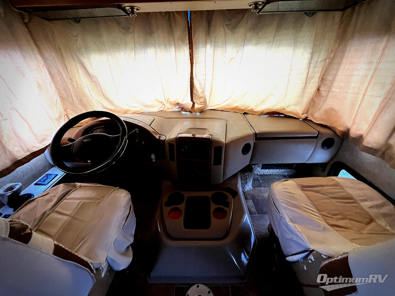 2016 Thor Hurricane 35C Photo 6