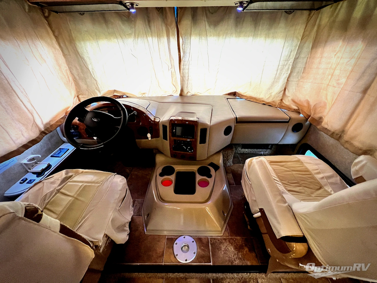 2016 Thor Hurricane 35C Photo 6