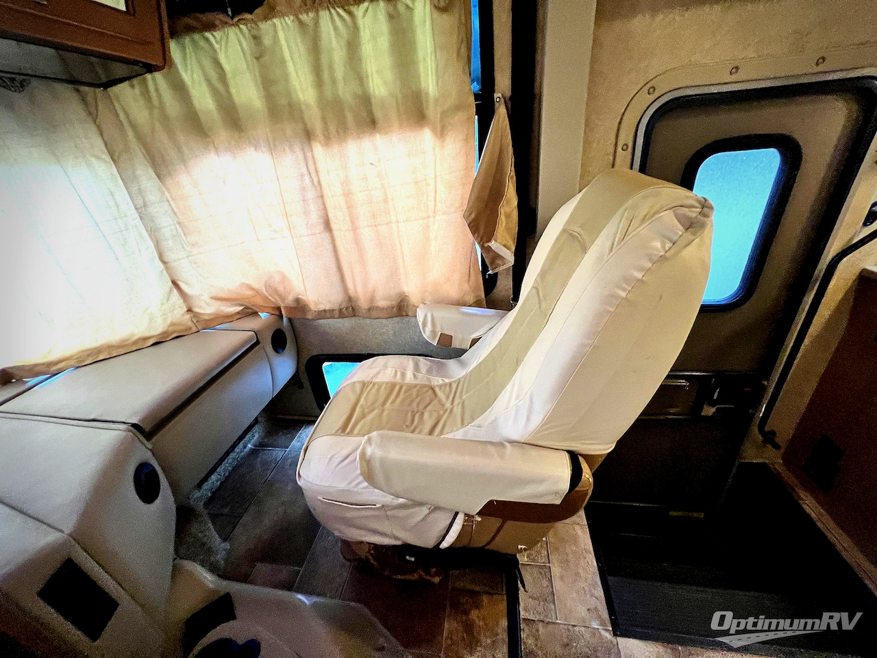 2016 Thor Hurricane 35C Photo 8