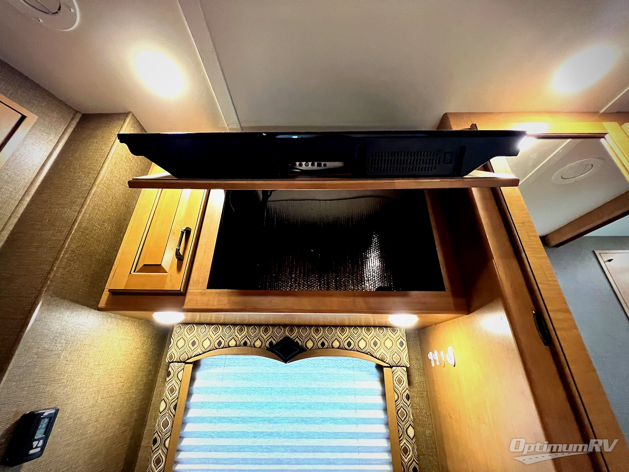 2016 Thor Hurricane 35C Photo 26