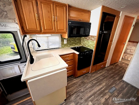 2004 Winnebago Brave 32 V RV Photo 3