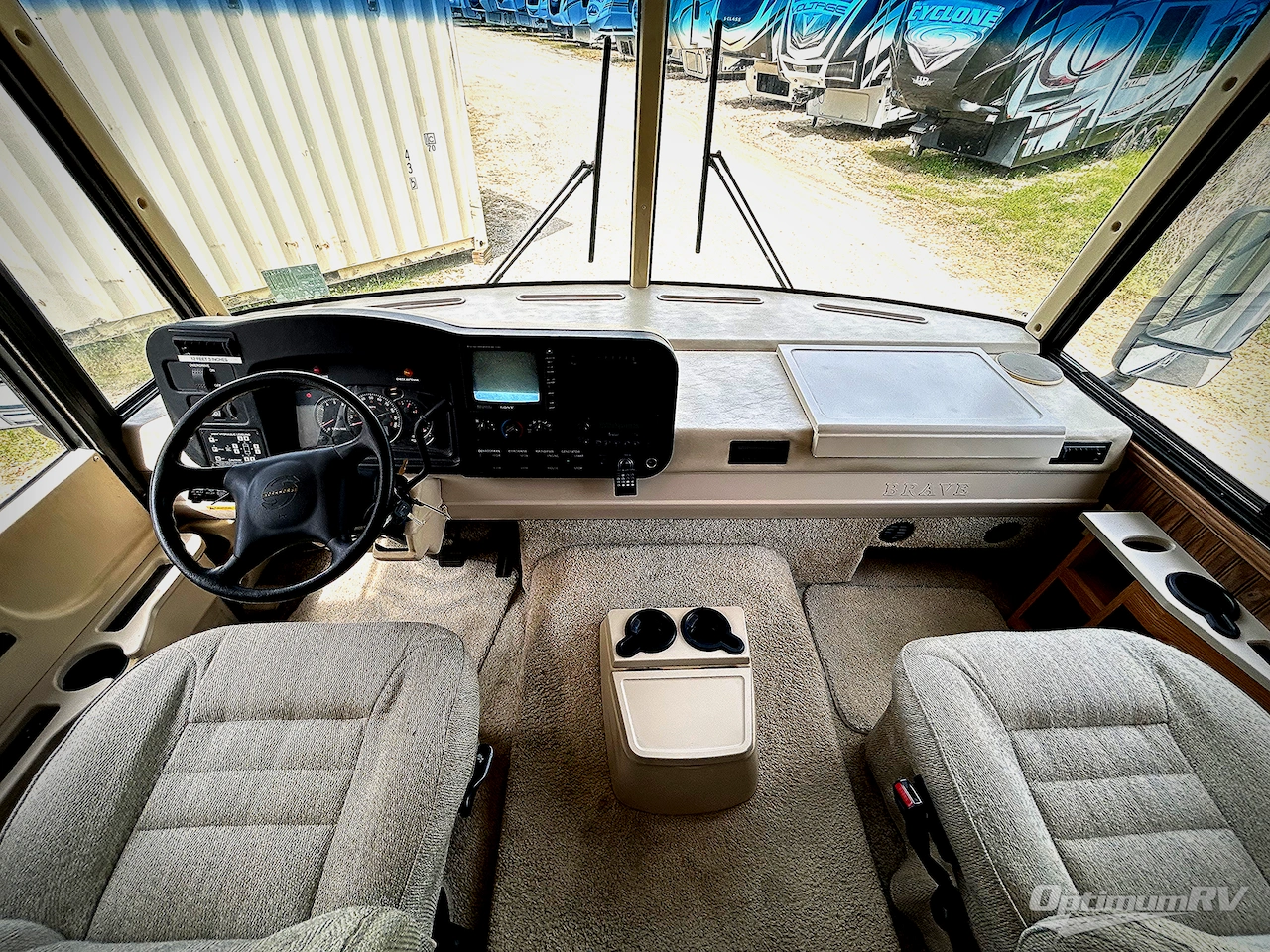 2004 Winnebago Brave 32 V Photo 6