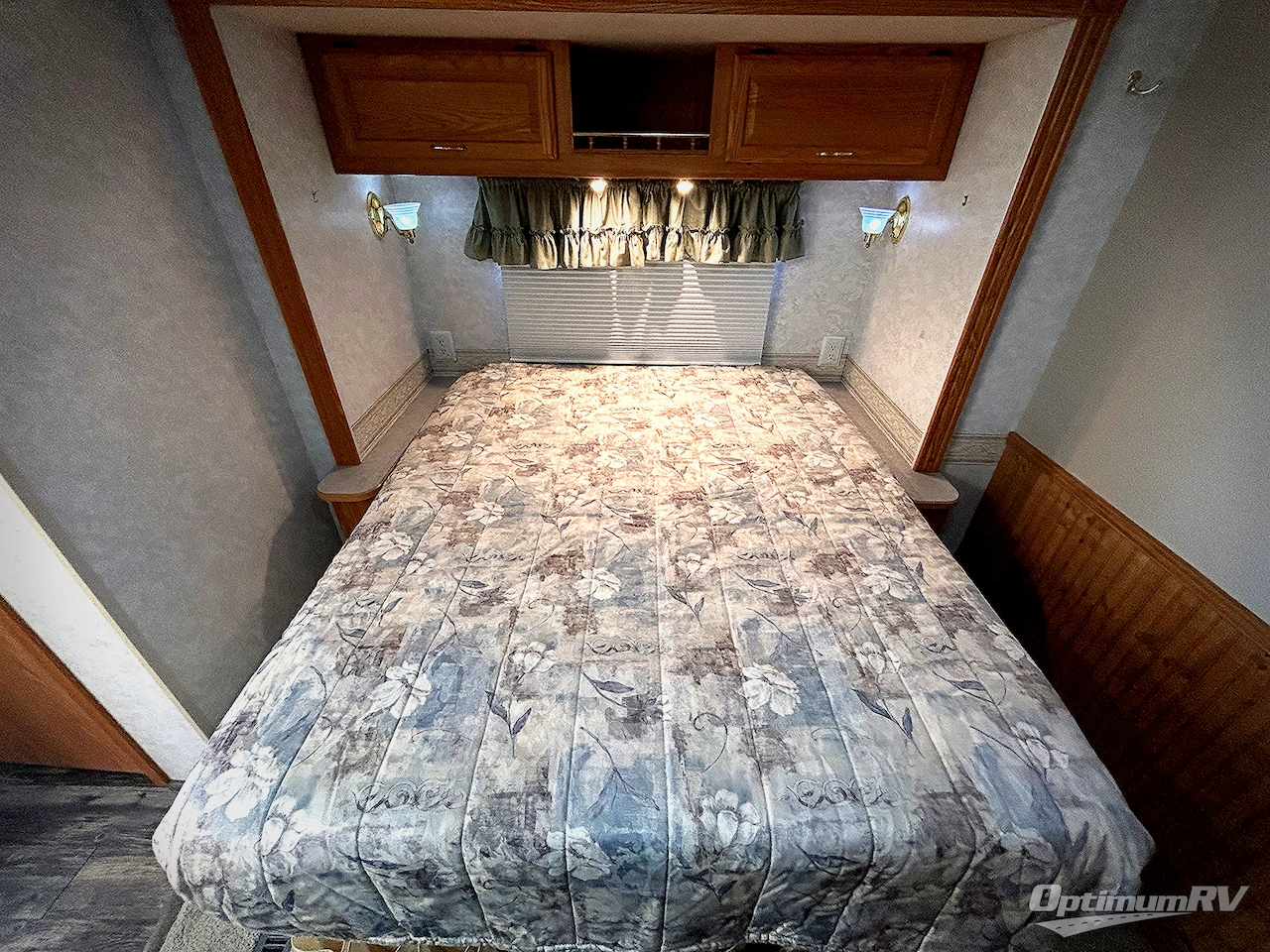 2004 Winnebago Brave 32 V Photo 18