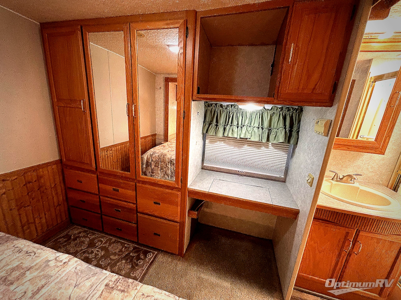 2004 Winnebago Brave 32 V Photo 19