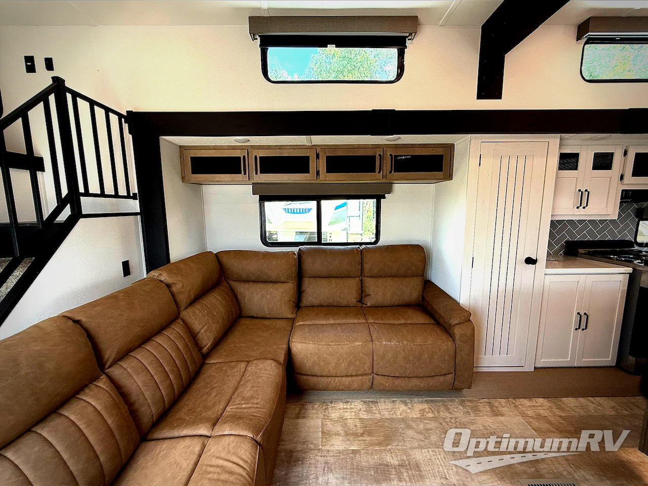 2025 Palomino Puma Destination 420LFT Photo 4