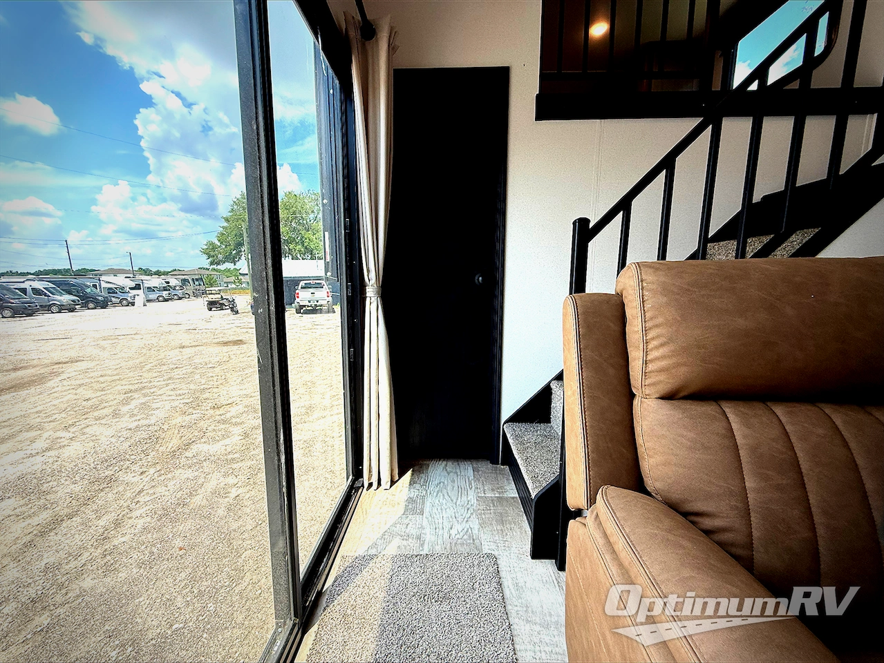 2025 Palomino Puma Destination 420LFT Photo 11