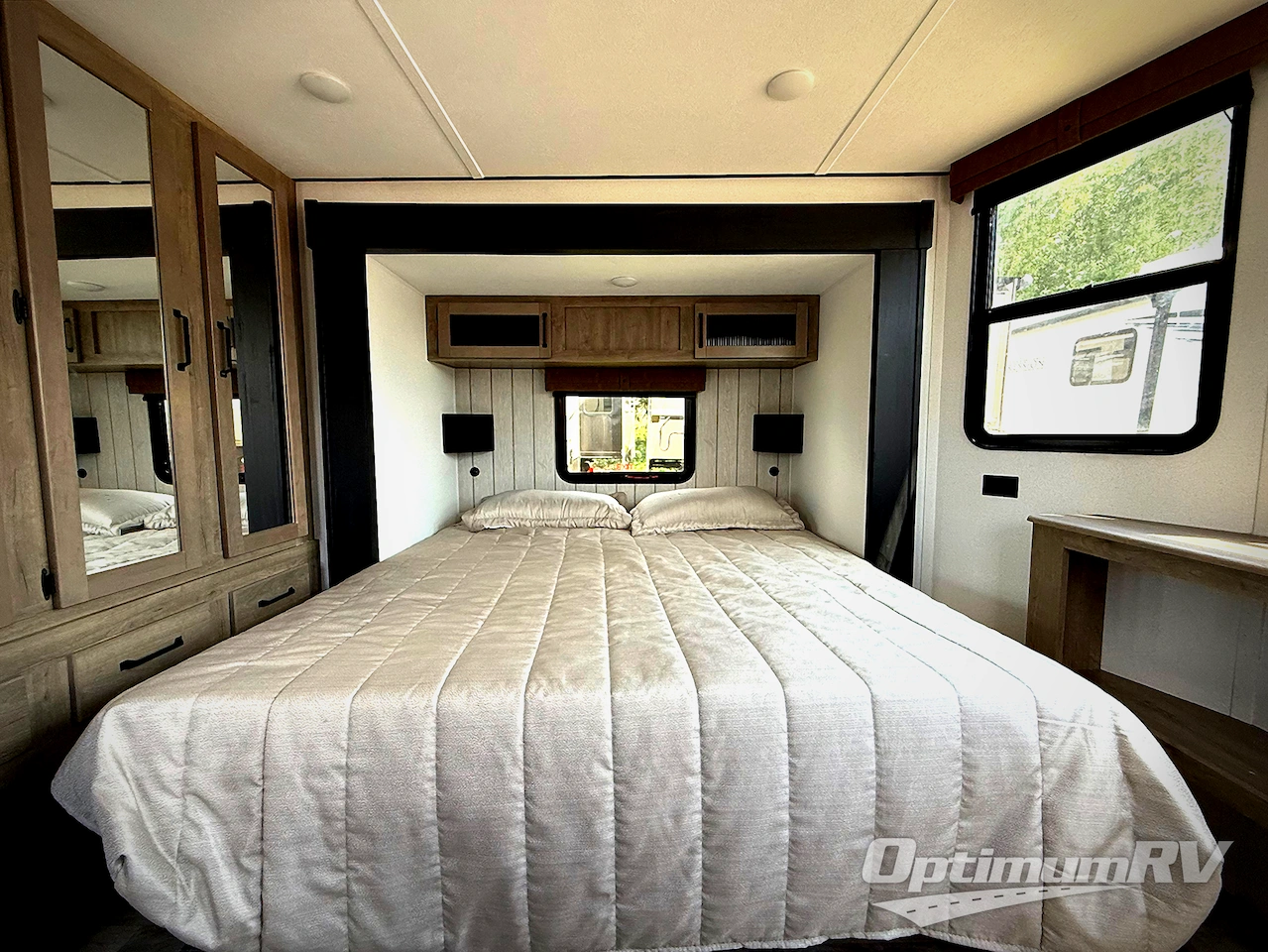 2025 Palomino Puma Destination 420LFT Photo 13