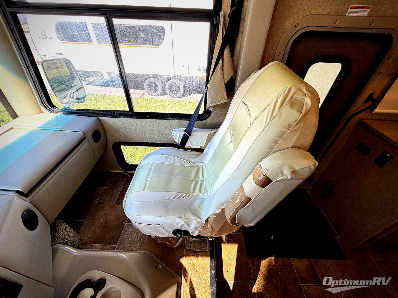 2016 Thor Hurricane 35C Photo 8