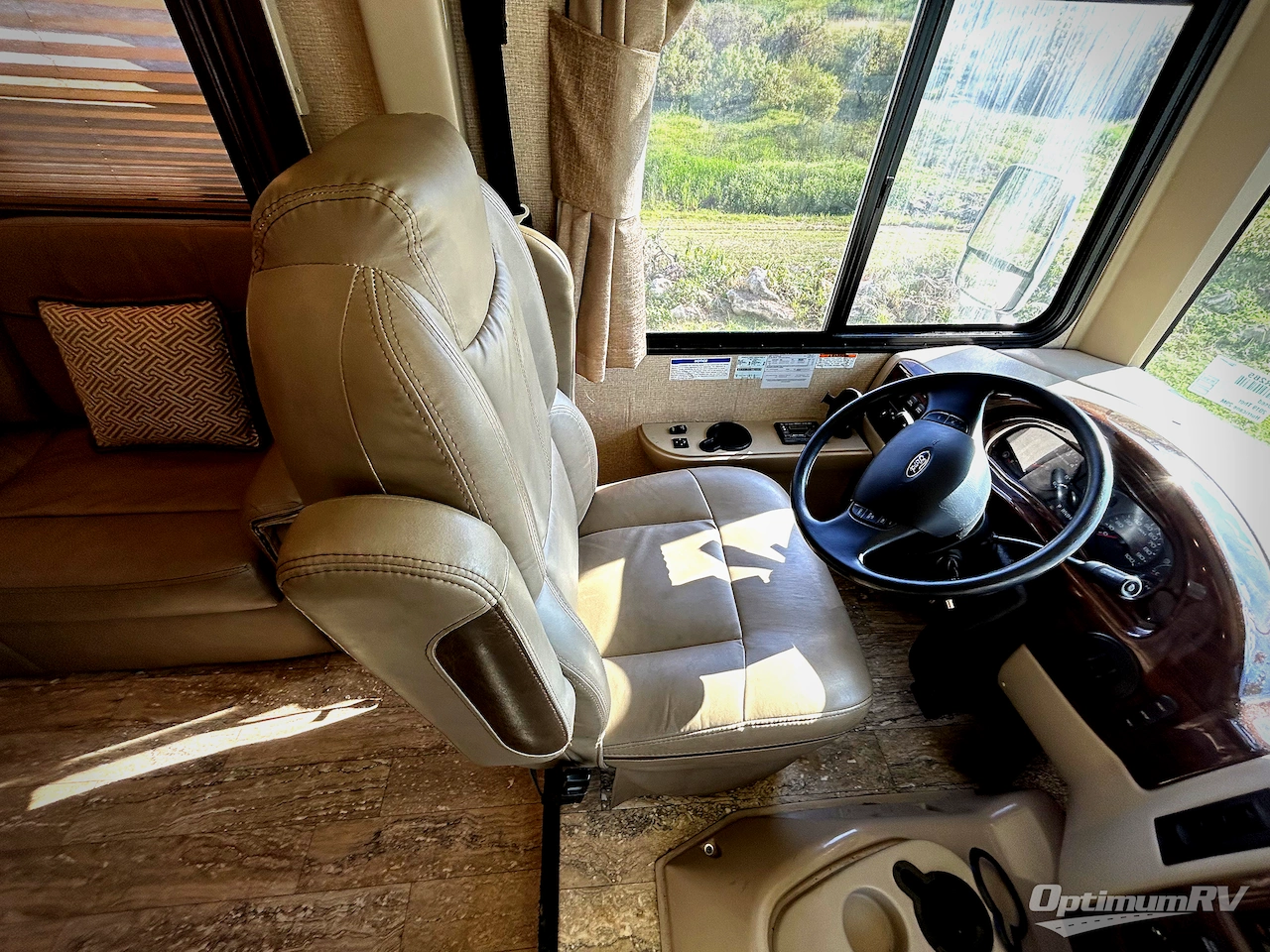 2018 Thor Hurricane 29M Photo 6