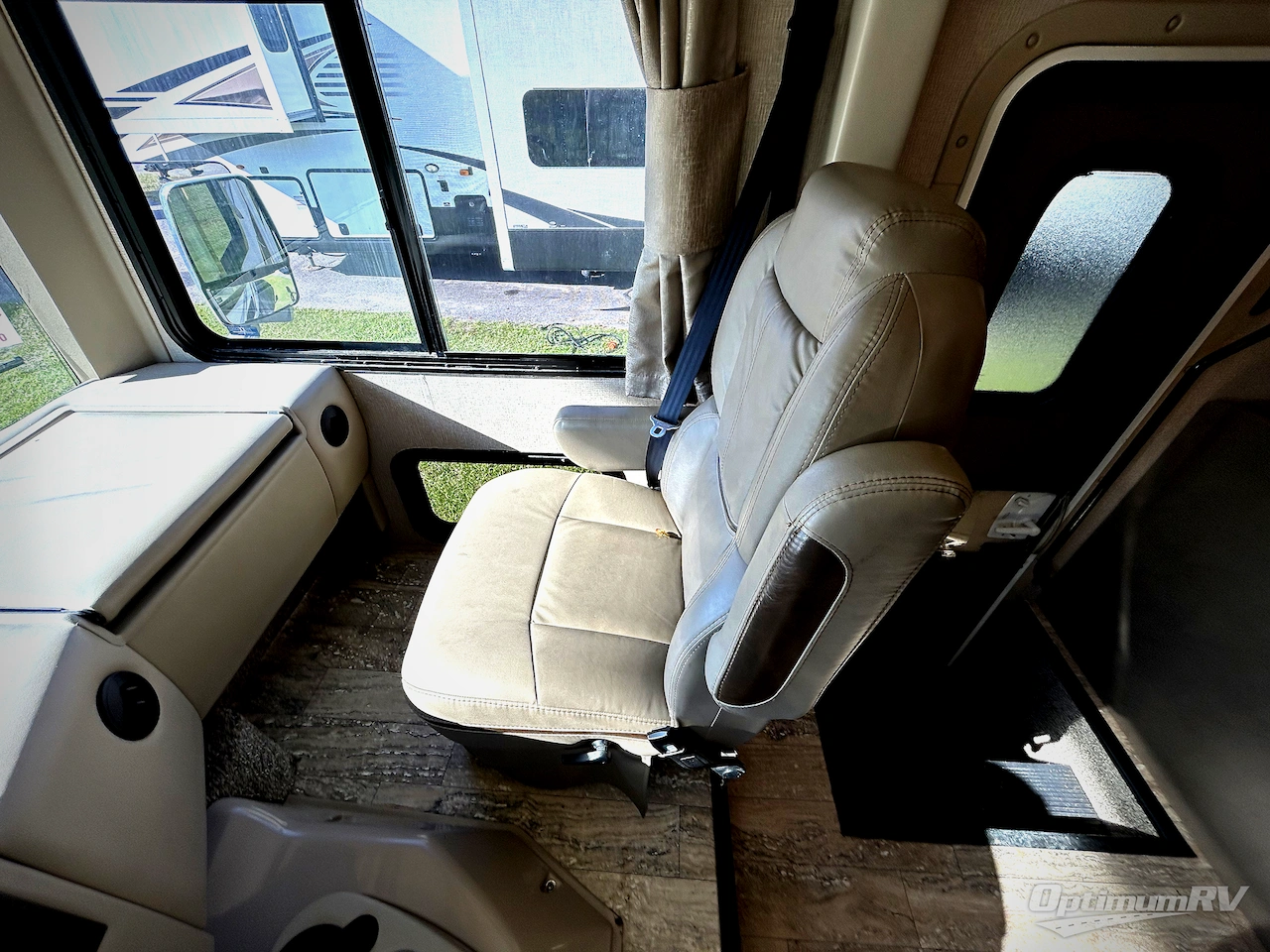 2018 Thor Hurricane 29M Photo 8