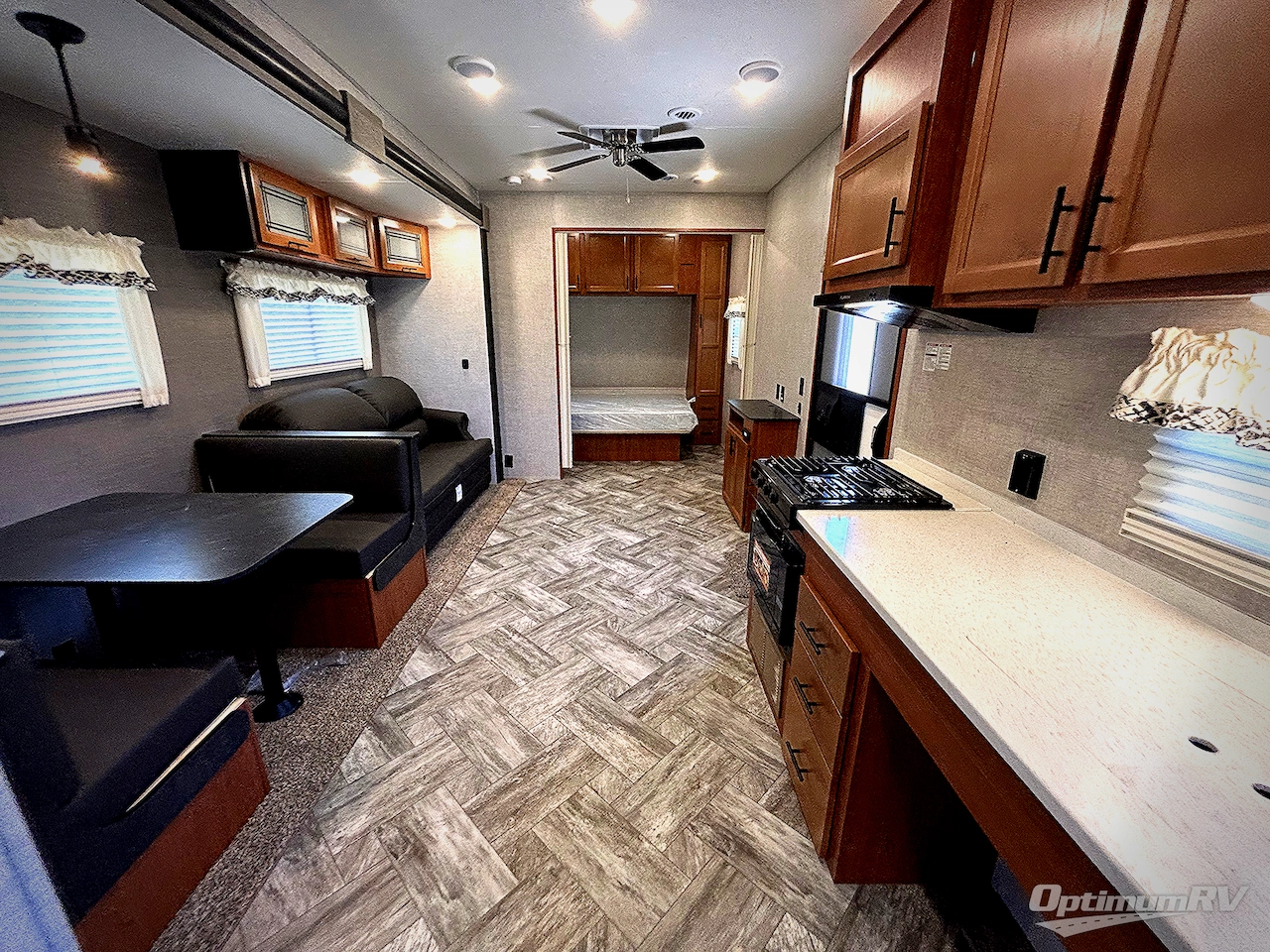 2025 HL Enterprise Hy-Line 38 Premier Photo 4