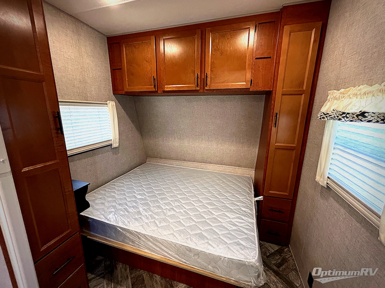 2025 HL Enterprise Hy-Line 38 Premier Photo 6