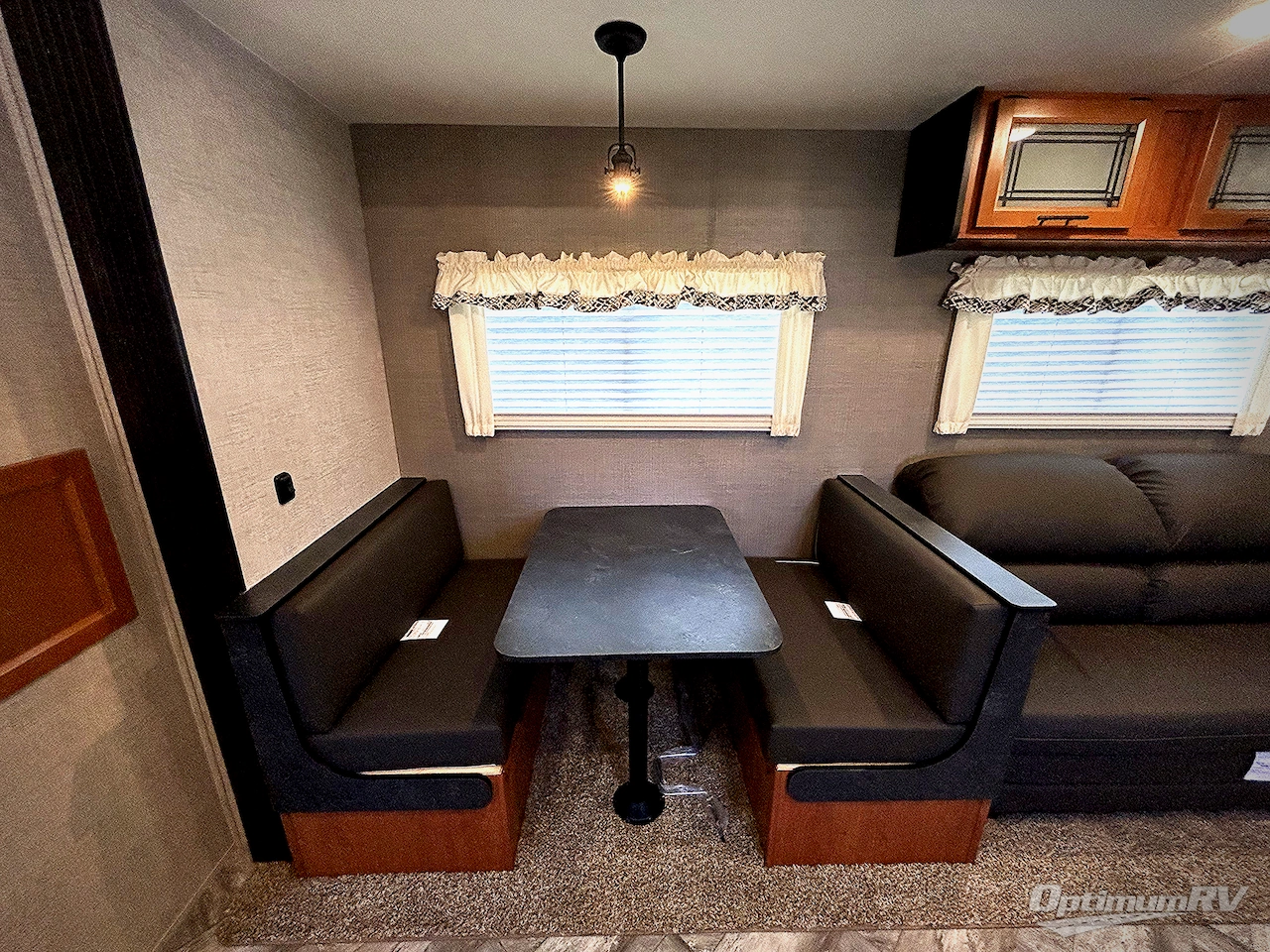 2025 HL Enterprise Hy-Line 38 Premier Photo 8