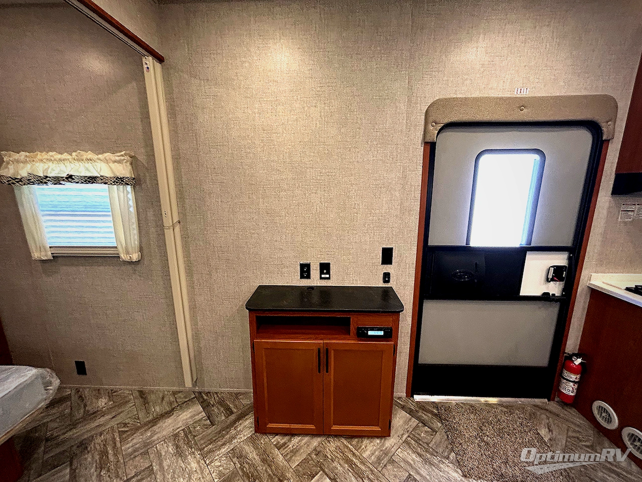 2025 HL Enterprise Hy-Line 38 Premier Photo 9