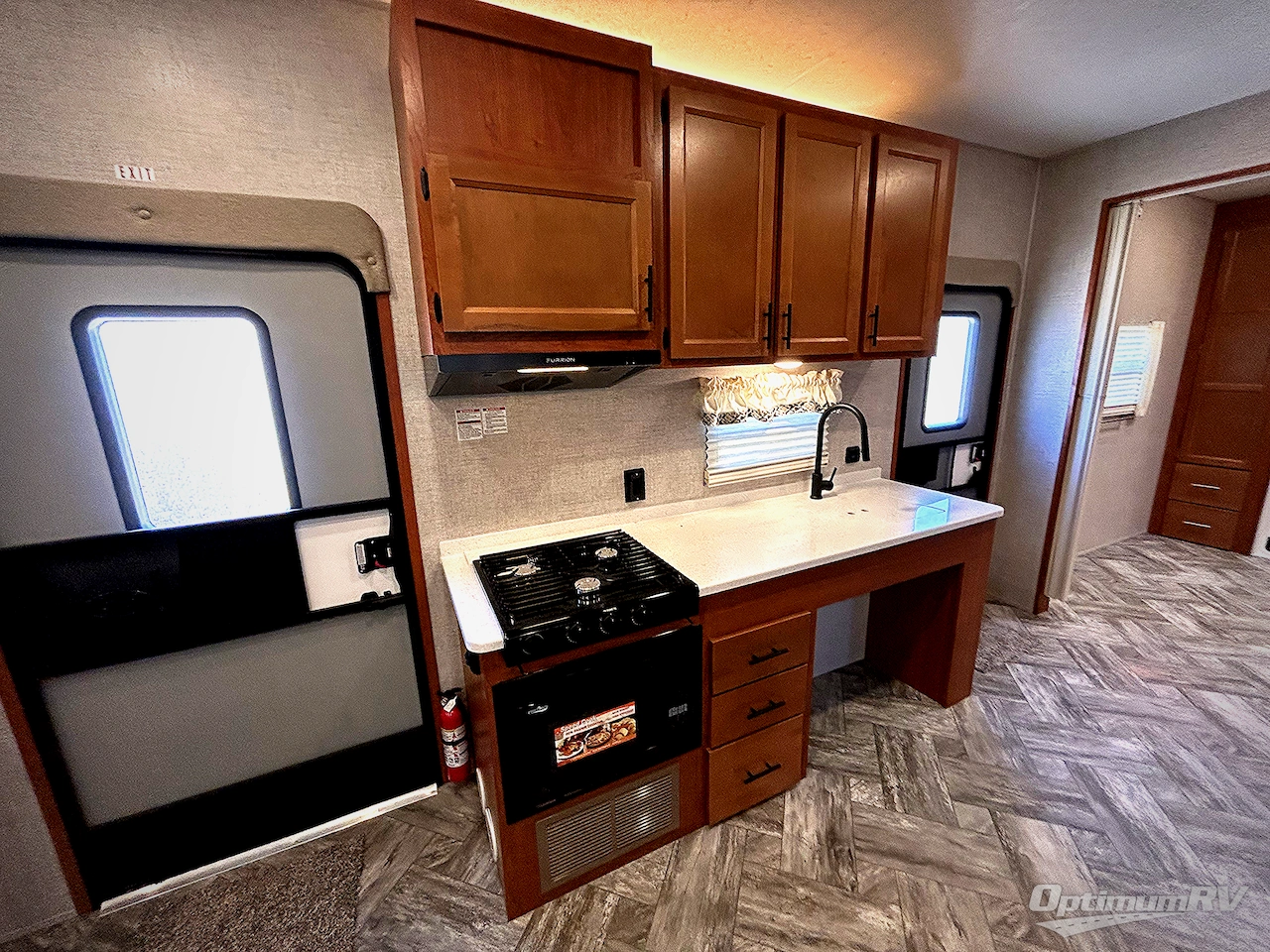 2025 HL Enterprise Hy-Line 38 Premier Photo 10