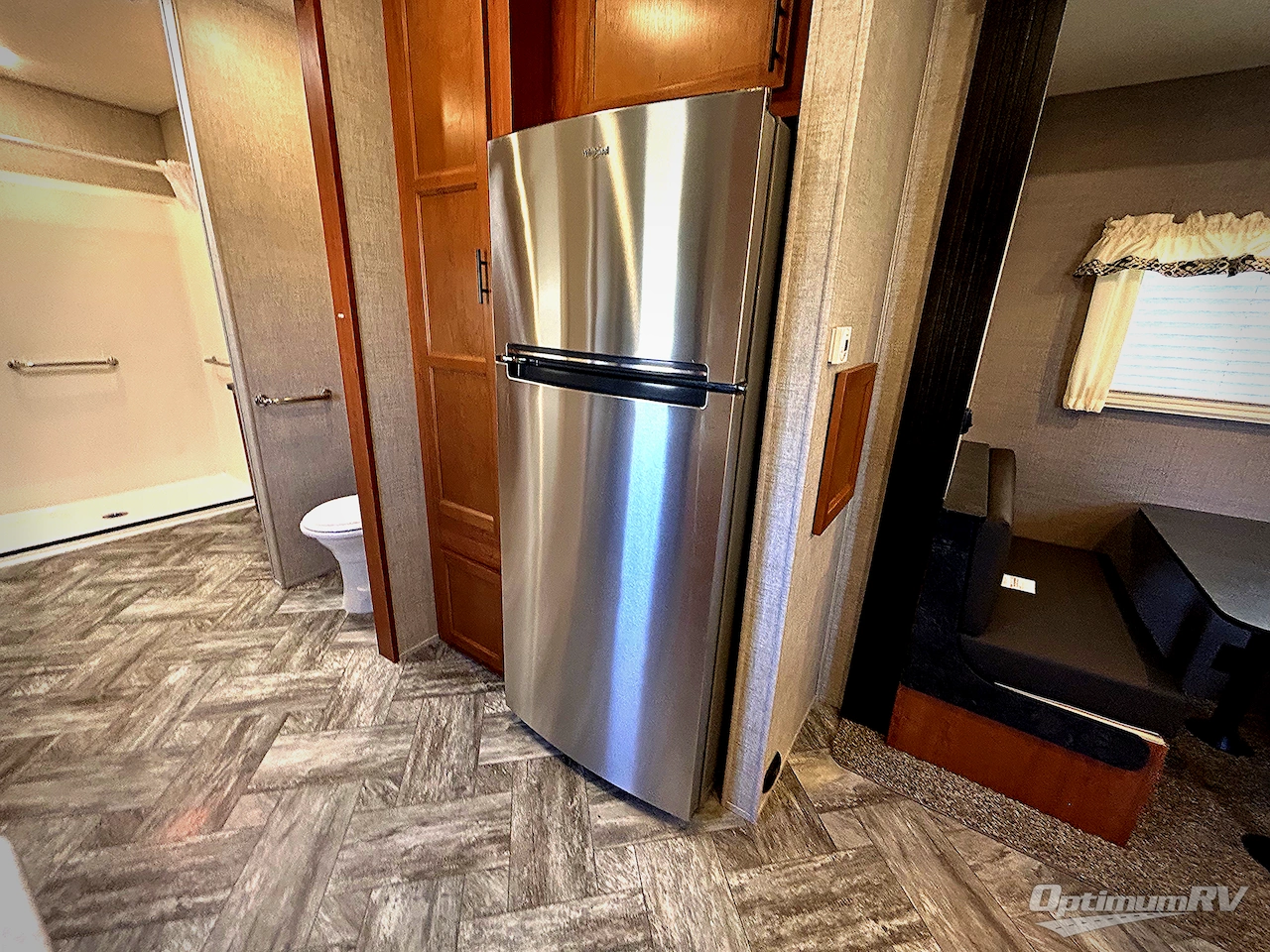 2025 HL Enterprise Hy-Line 38 Premier Photo 11
