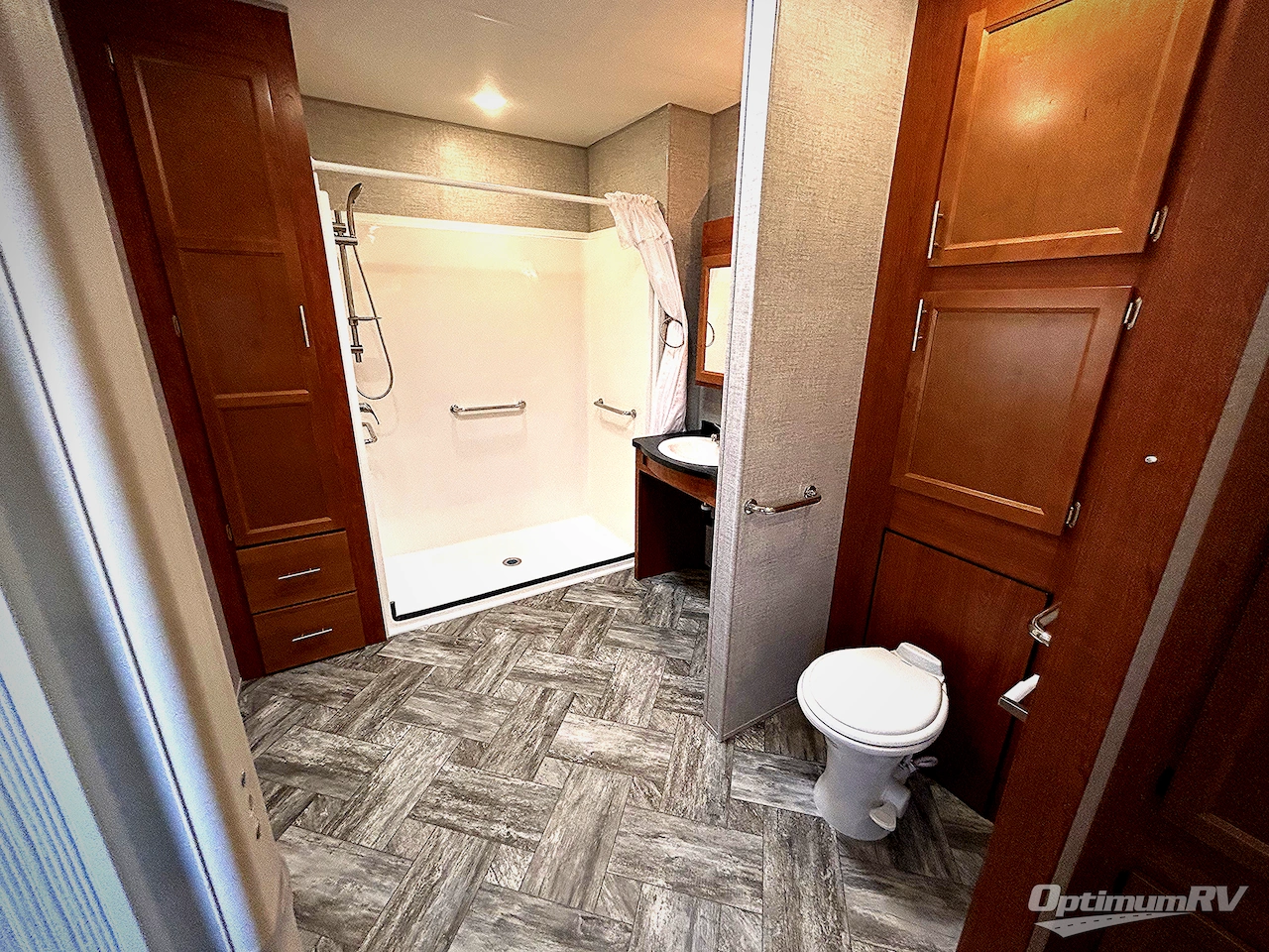 2025 HL Enterprise Hy-Line 38 Premier Photo 12