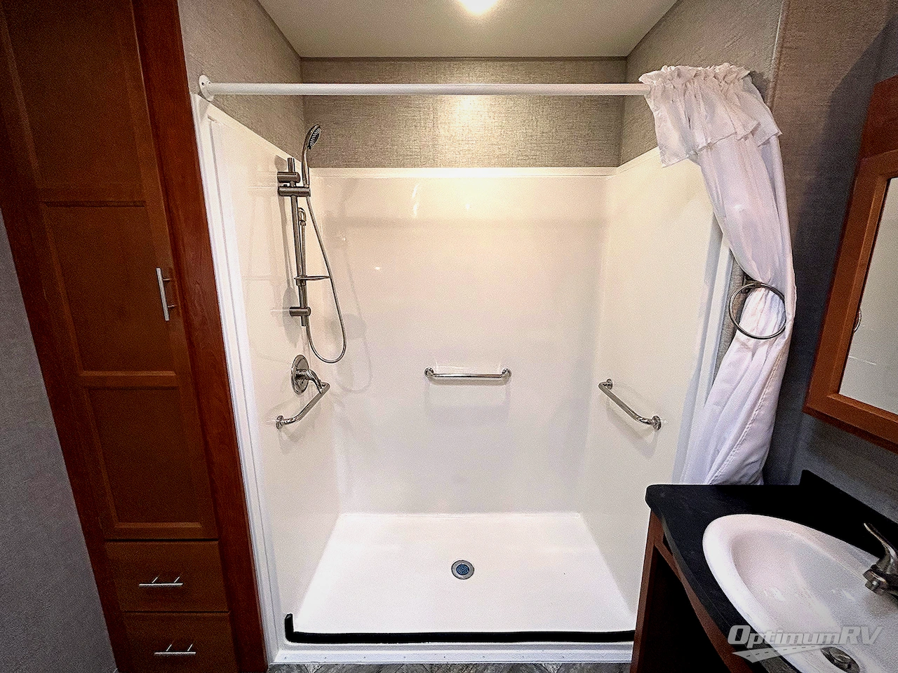 2025 HL Enterprise Hy-Line 38 Premier Photo 14