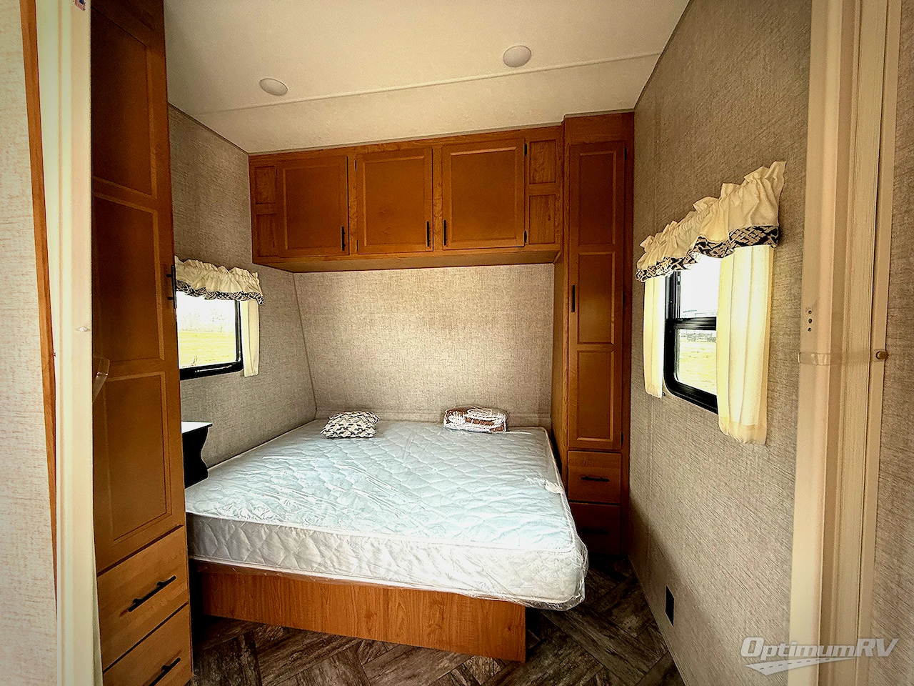 2025 HL Enterprise Hy-Line 38 Premier Photo 6