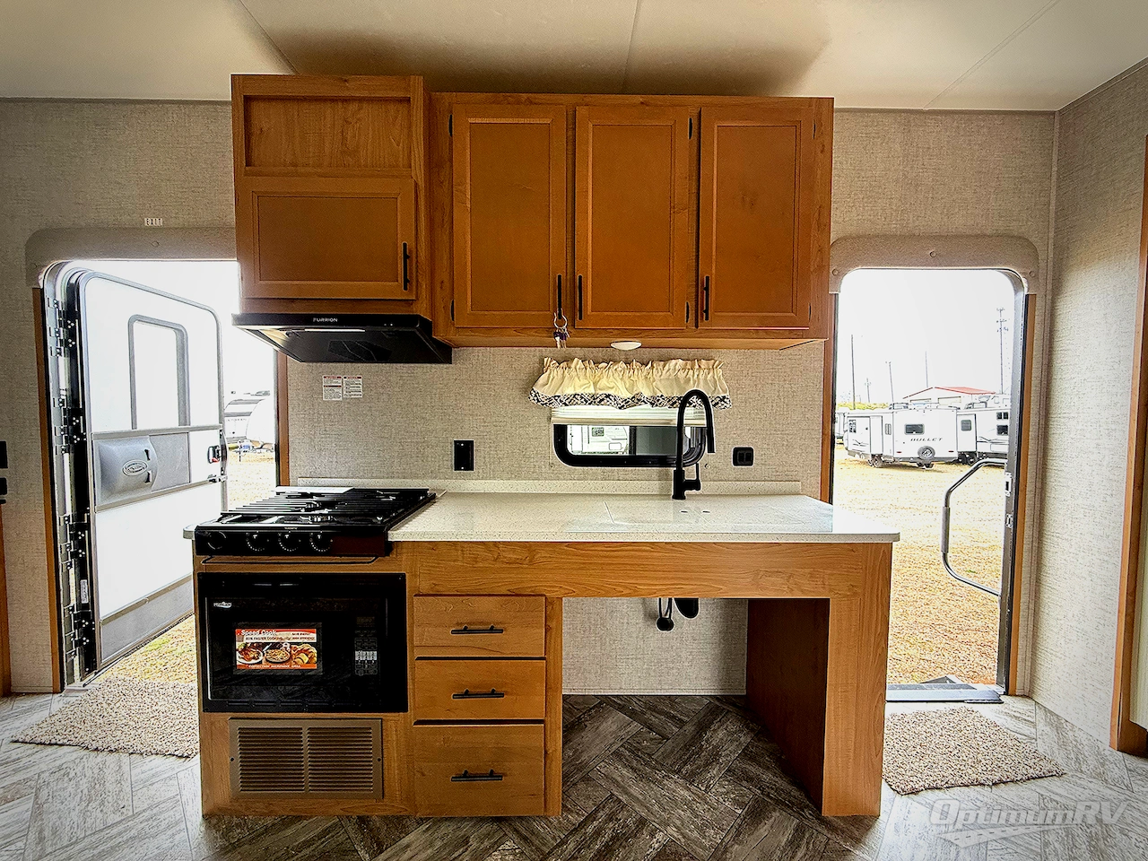 2025 HL Enterprise Hy-Line 38 Premier Photo 7