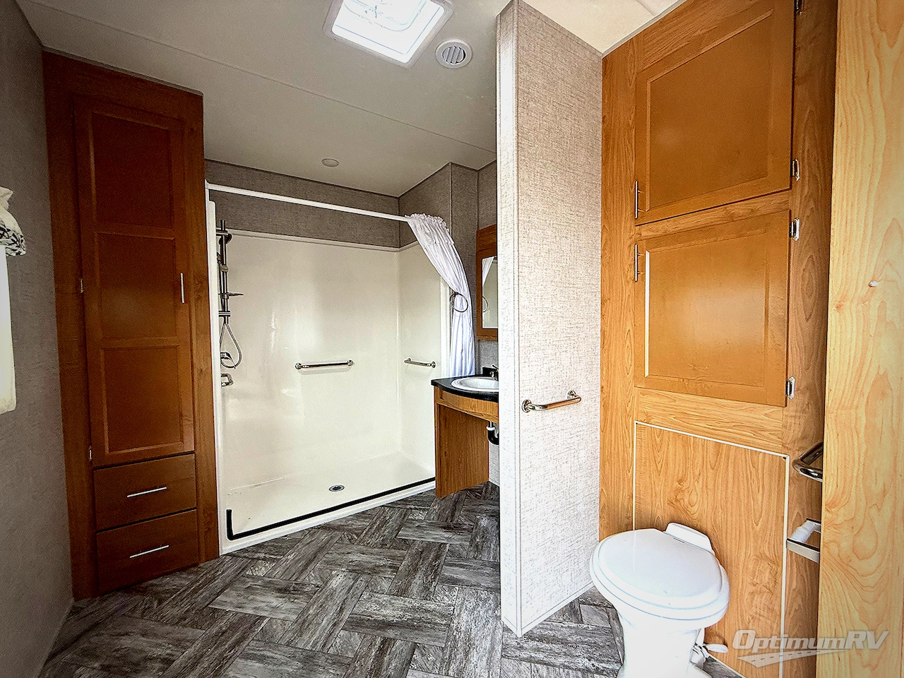 2025 HL Enterprise Hy-Line 38 Premier Photo 8