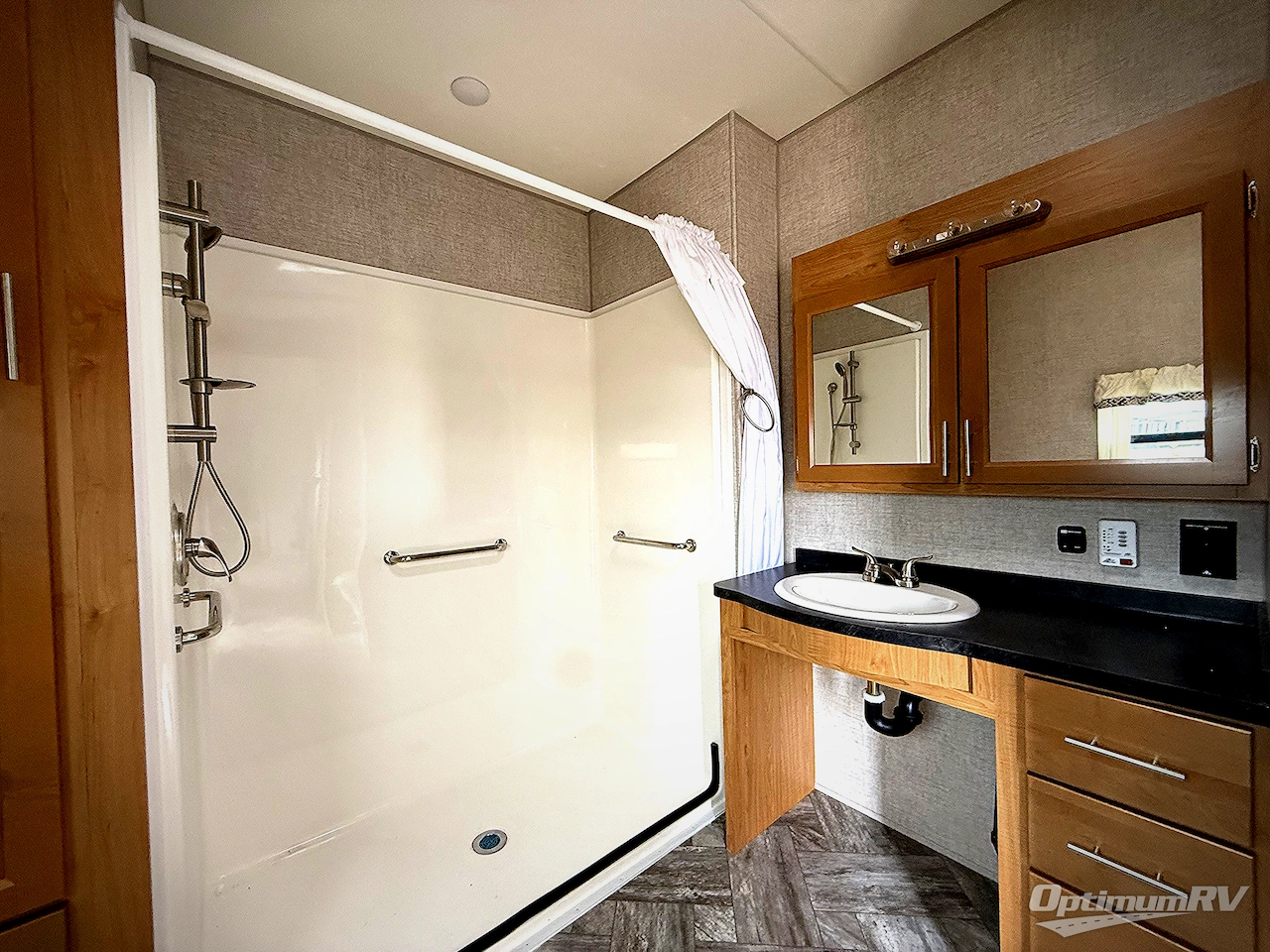 2025 HL Enterprise Hy-Line 38 Premier Photo 9