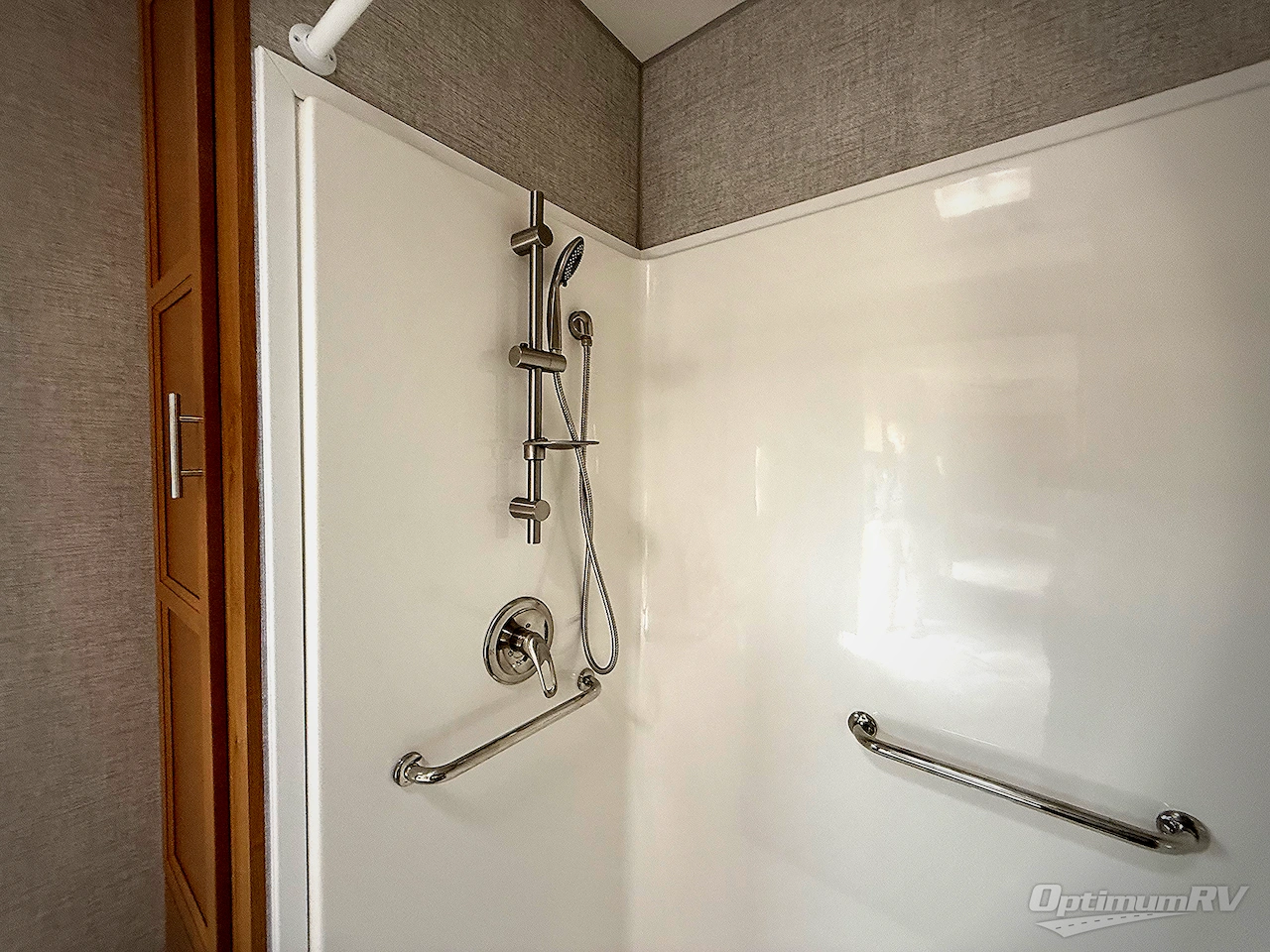 2025 HL Enterprise Hy-Line 38 Premier Photo 10