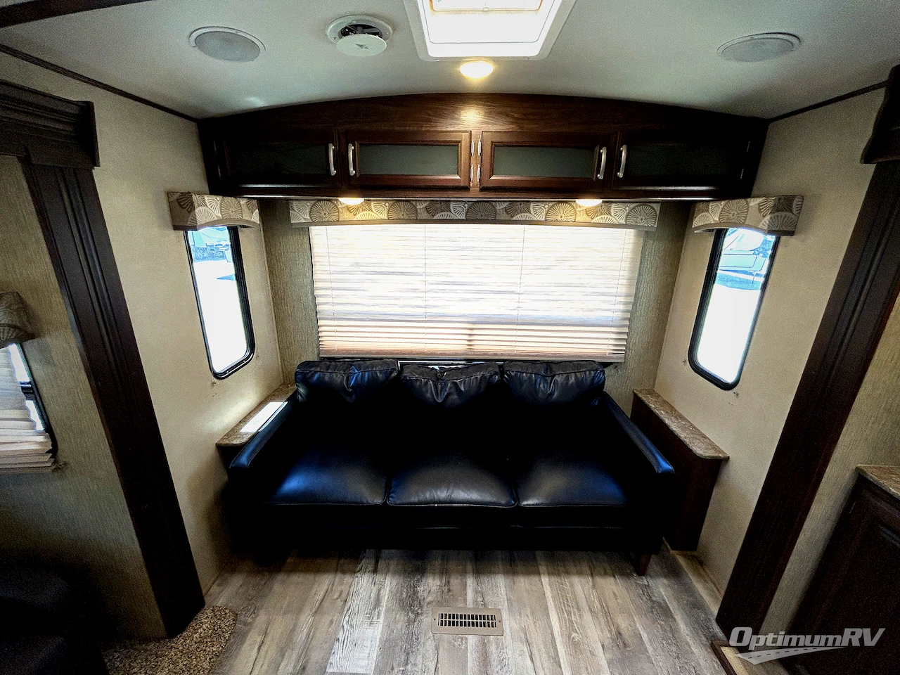 2017 Dutchmen Denali 325RL Photo 6