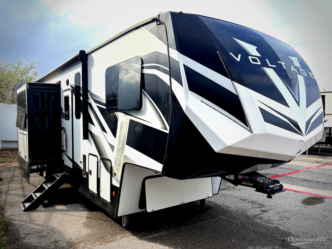 2022 Dutchmen Voltage 4135 Photo 1