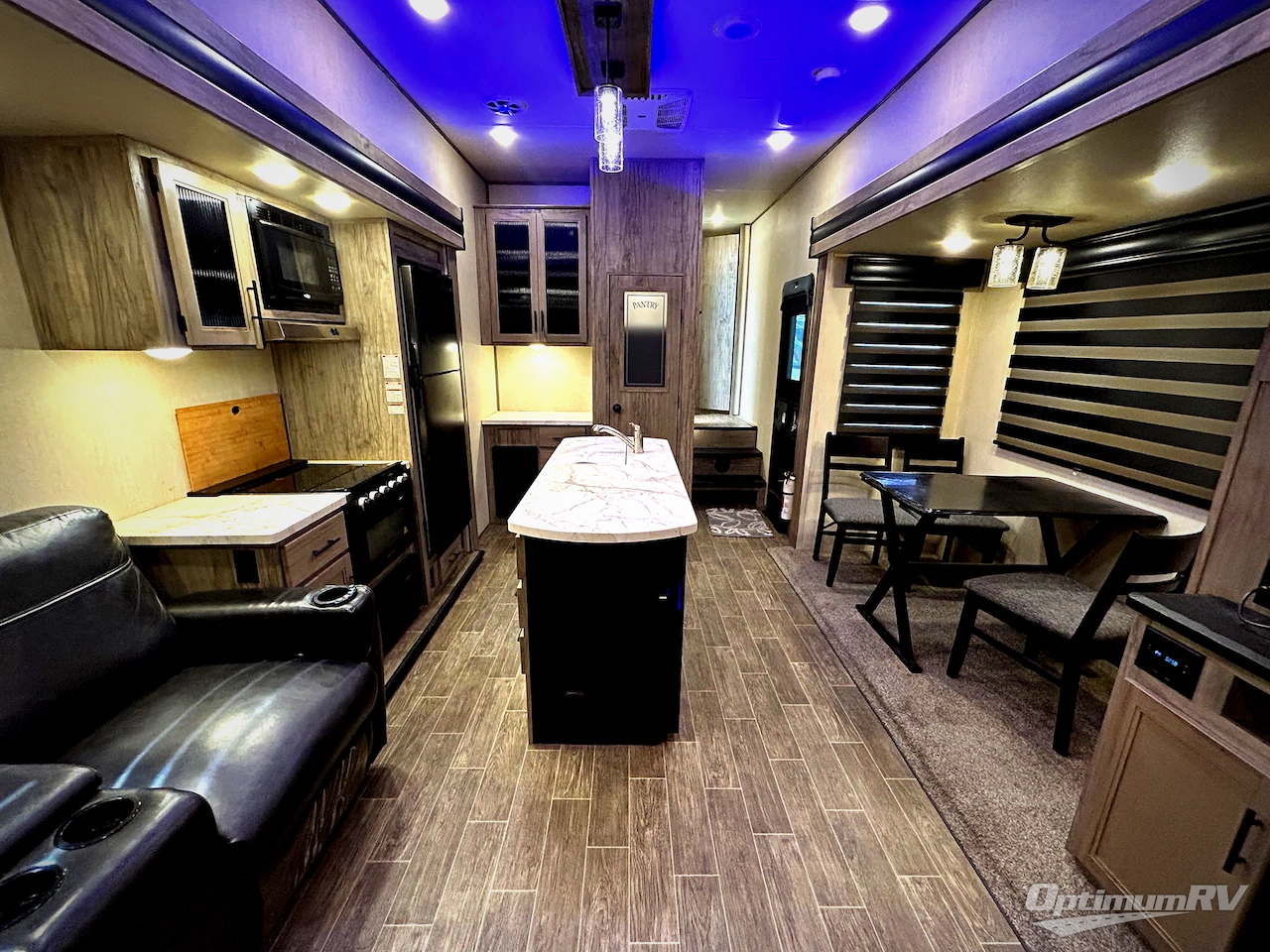 2022 Forest River Cherokee Arctic Wolf Suite 3550 Photo 4