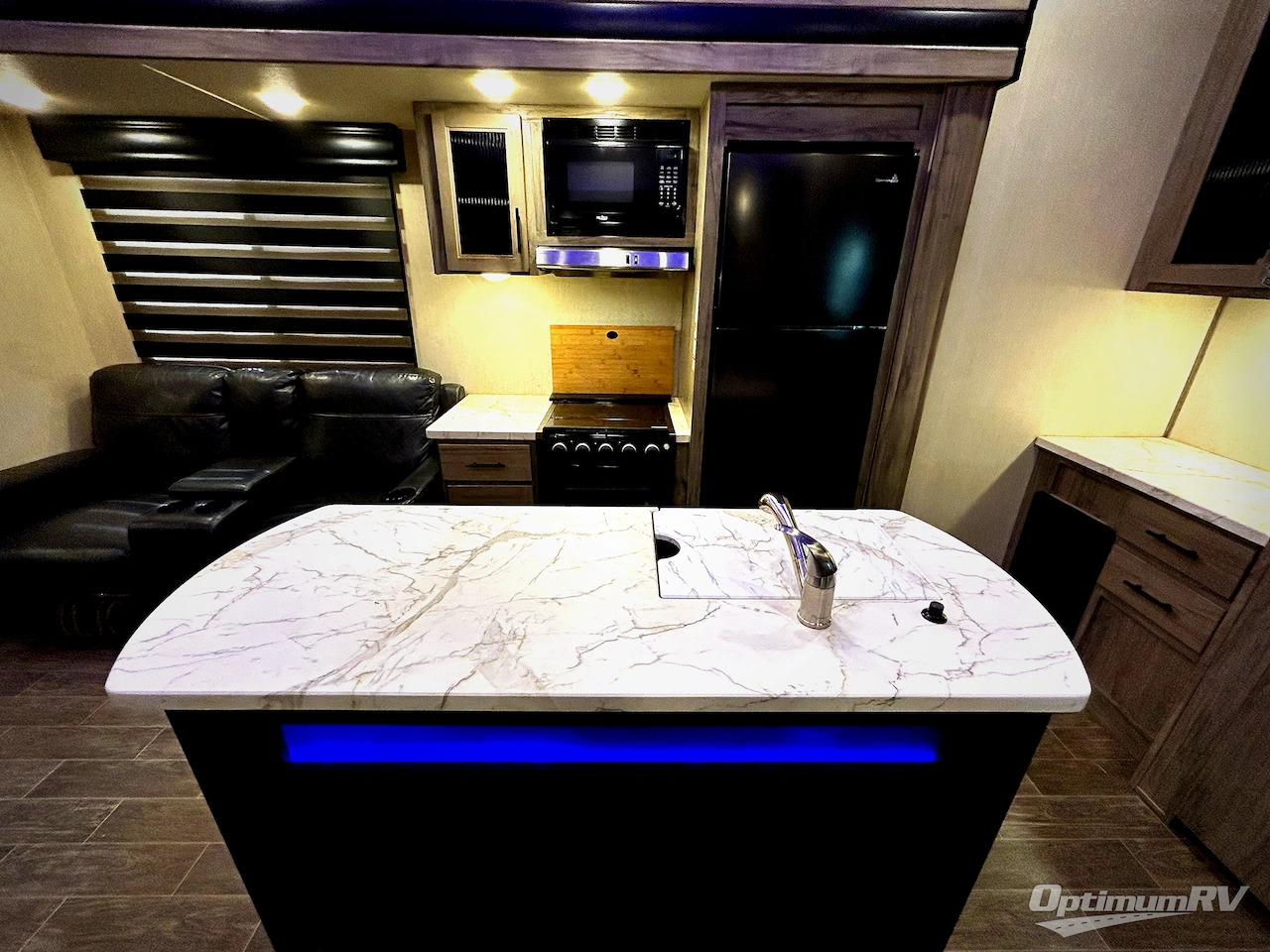 2022 Forest River Cherokee Arctic Wolf Suite 3550 Photo 5