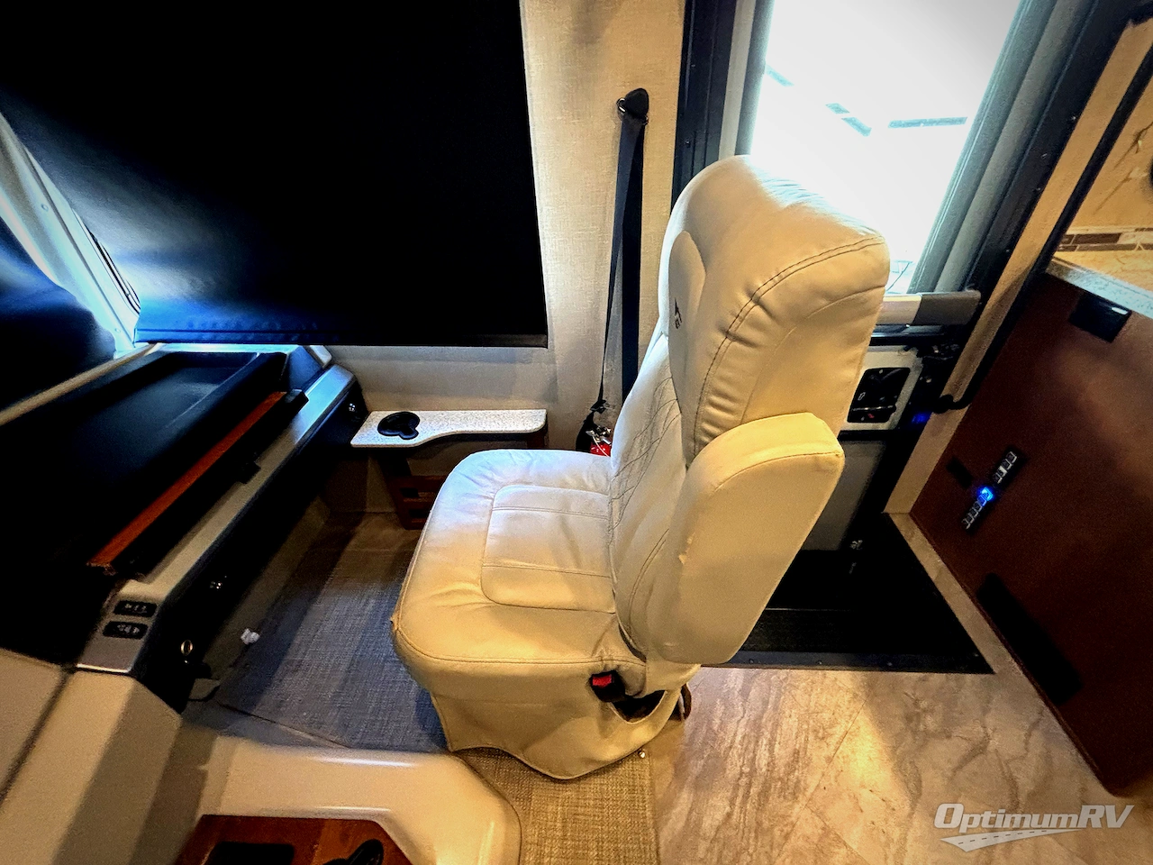 2016 Fleetwood Bounder 35K Photo 9