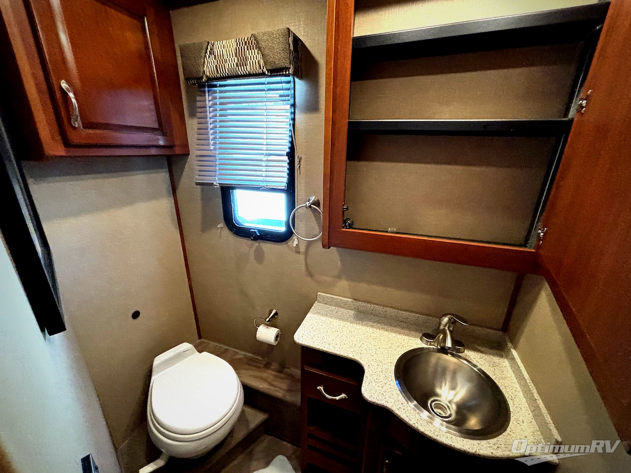 2016 Fleetwood Bounder 35K Photo 14