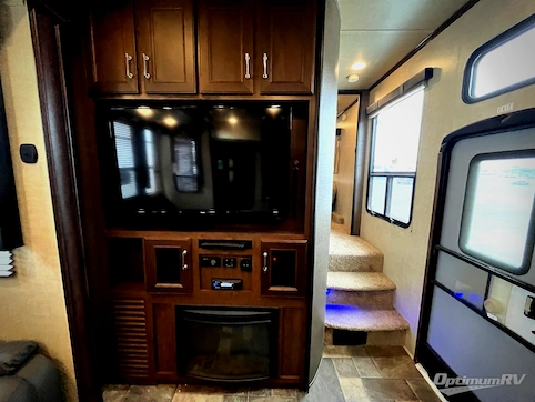 2016 Keystone Fuzion 345 RV Photo 3