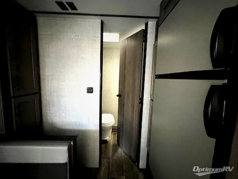 2022 Gulf Stream Kingsport Ultra Lite 241RB RV Photo 4